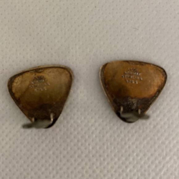 By jewelry designer Albert Scharning, Norway. Enamel & sterling clip earrings. - Picture 3 of 5